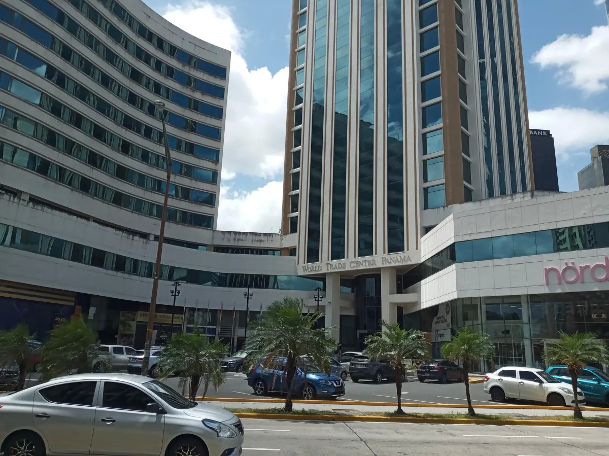 Venta oficina en World Trade Center en Marbella.
