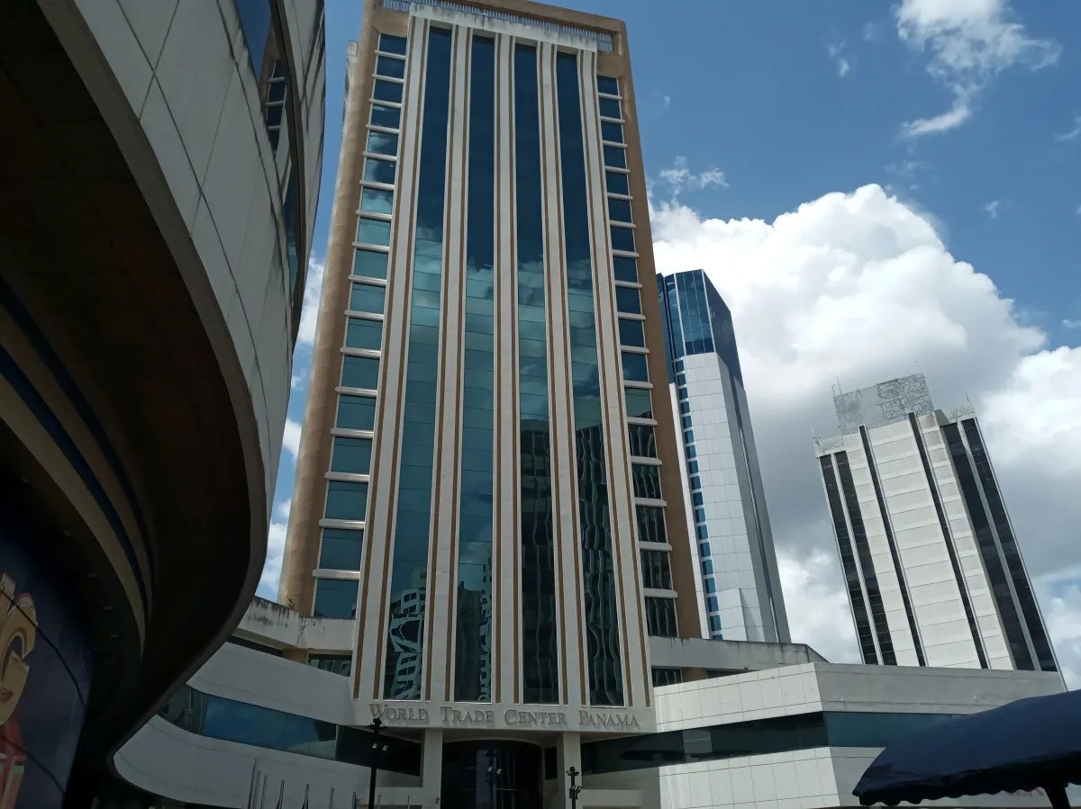 Venta oficina en World Trade Center en Marbella.