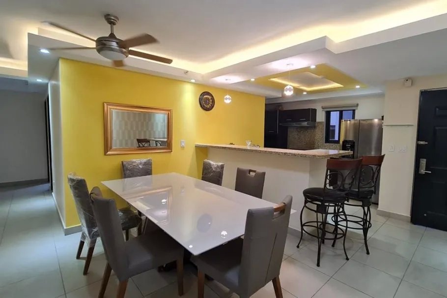 Se alquila apartamento amueblado en Embassy Club, Clayton
