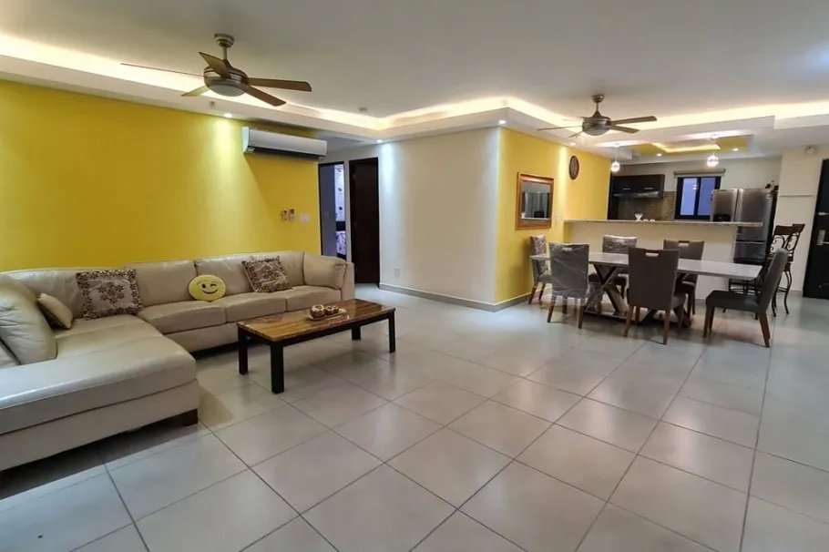 Se vende apartamento amueblado en Embassy Club, Clayton