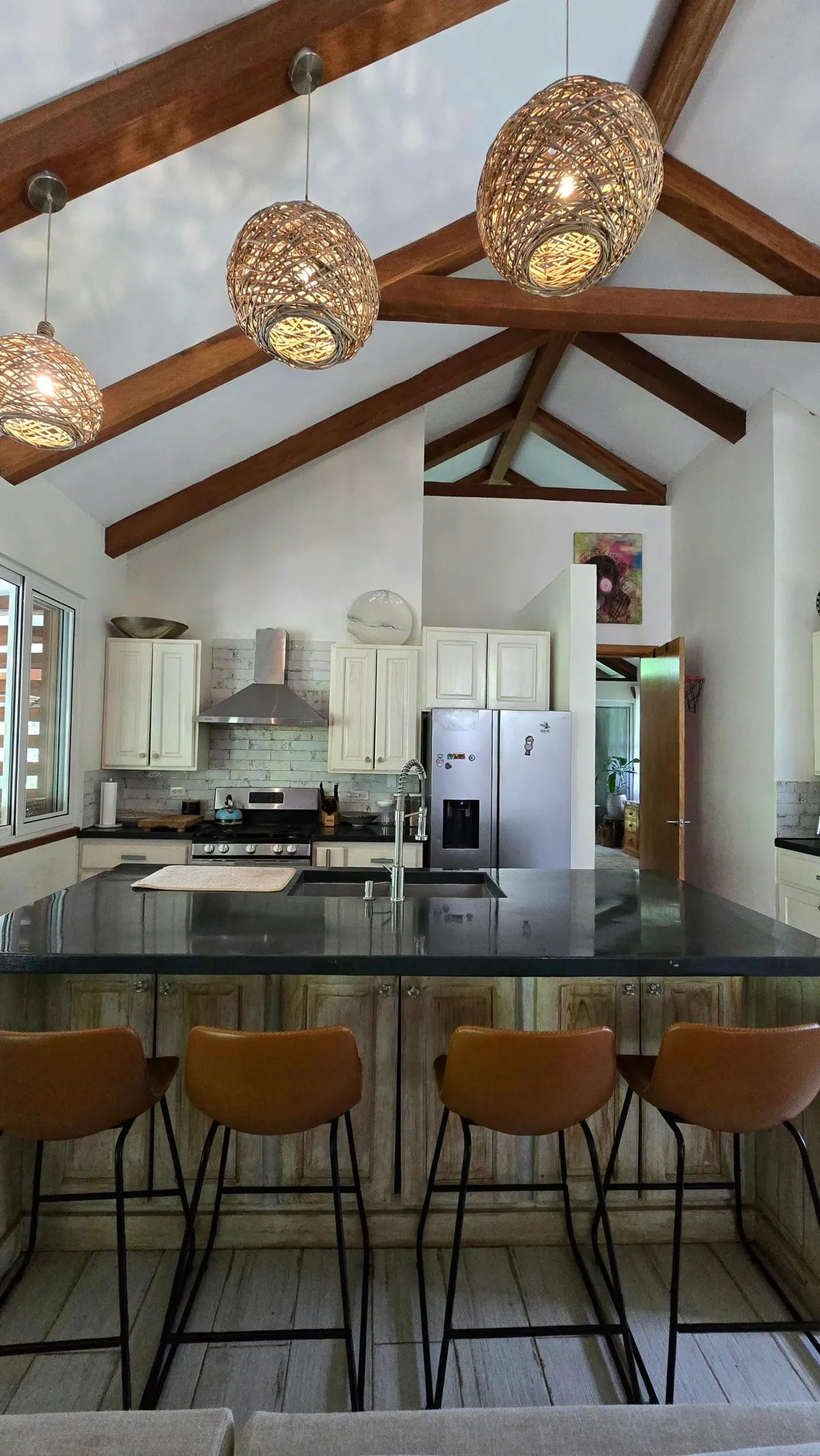 Se Alquila: Espaciosa Vivienda con Piscina.