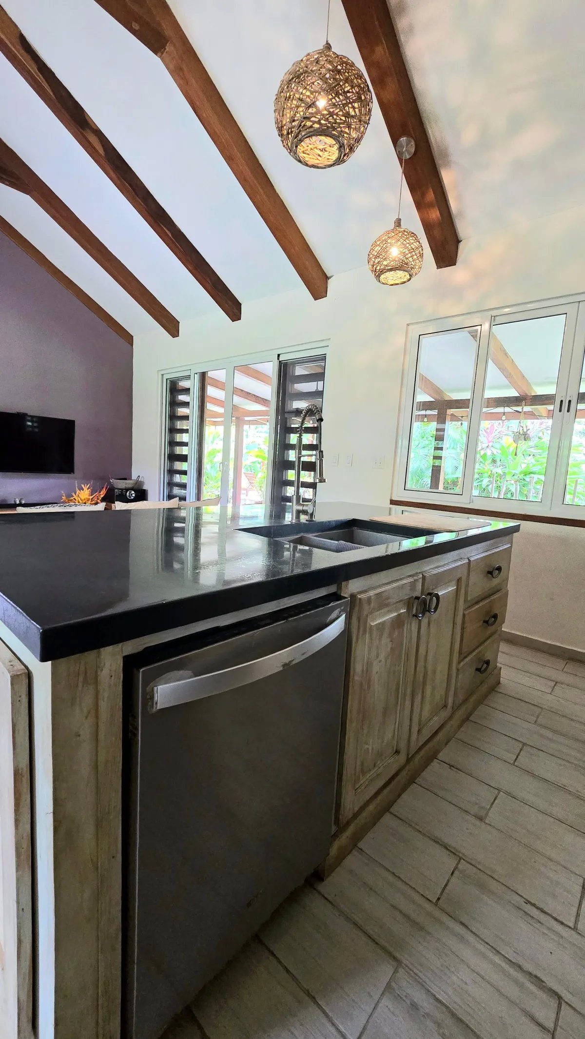 Se Alquila: Espaciosa Vivienda con Piscina.