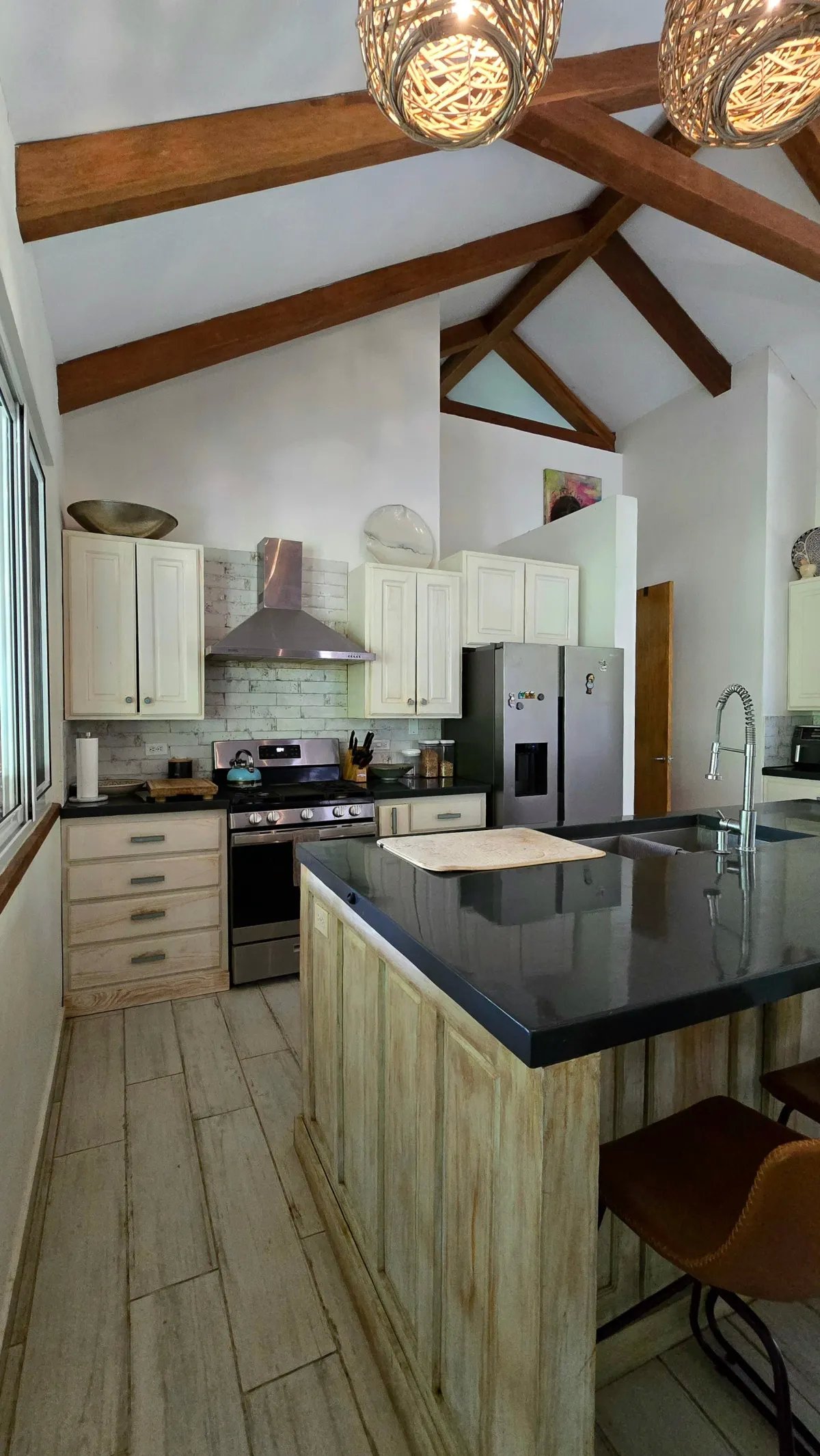 Se Alquila: Espaciosa Vivienda con Piscina.