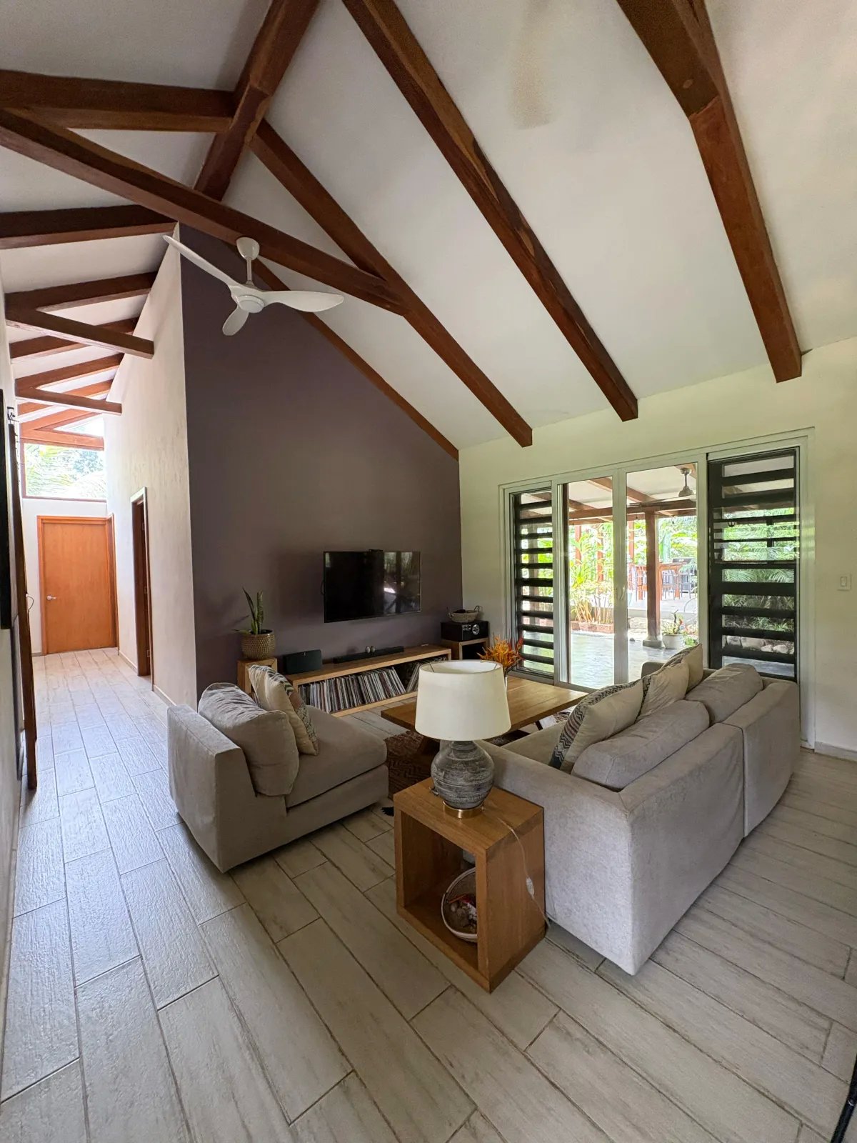 Se Alquila: Espaciosa Vivienda con Piscina.