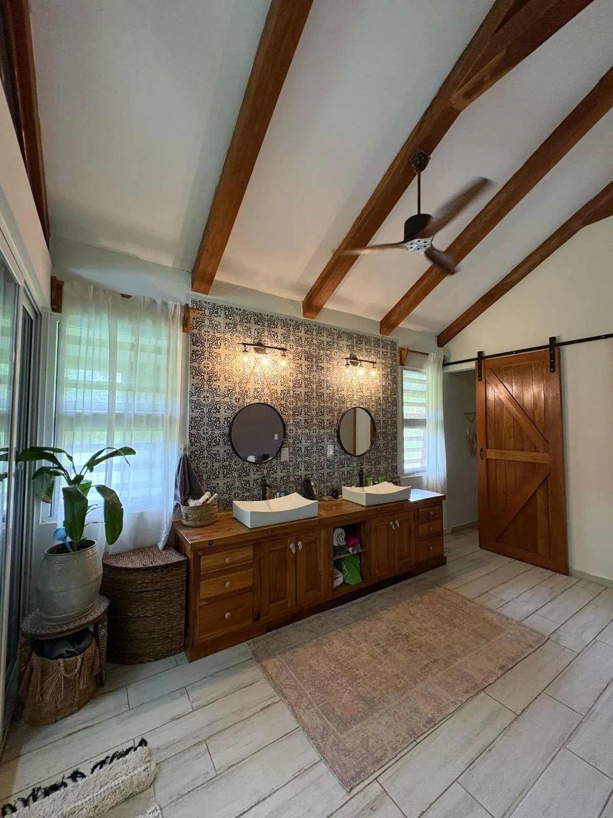 Se Alquila: Espaciosa Vivienda con Piscina.