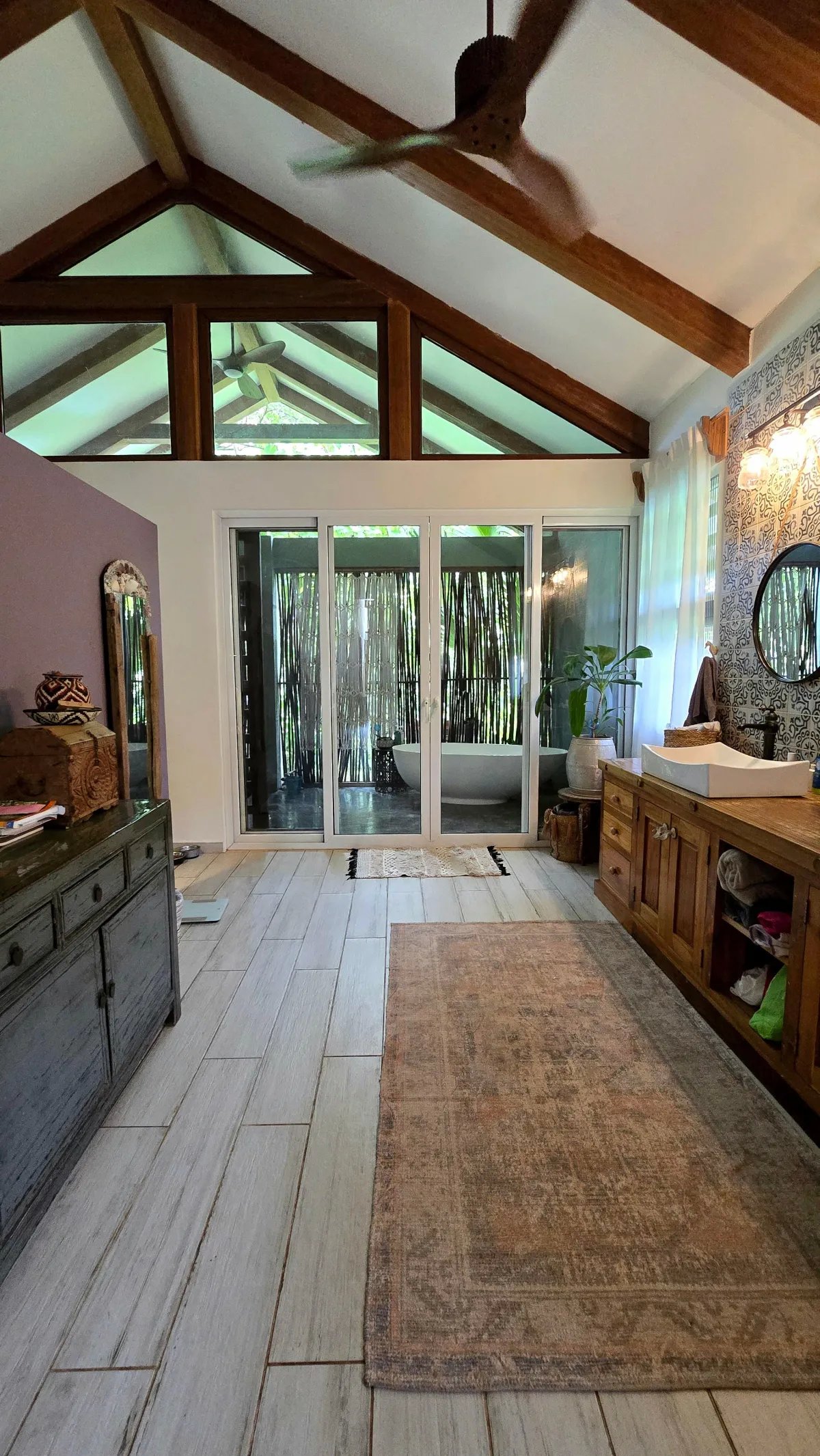 Se Alquila: Espaciosa Vivienda con Piscina.