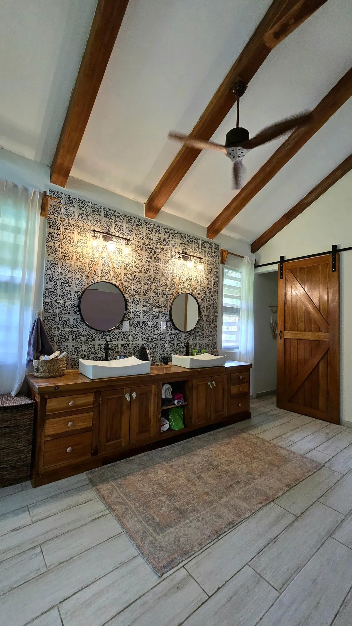 Se Alquila: Espaciosa Vivienda con Piscina.