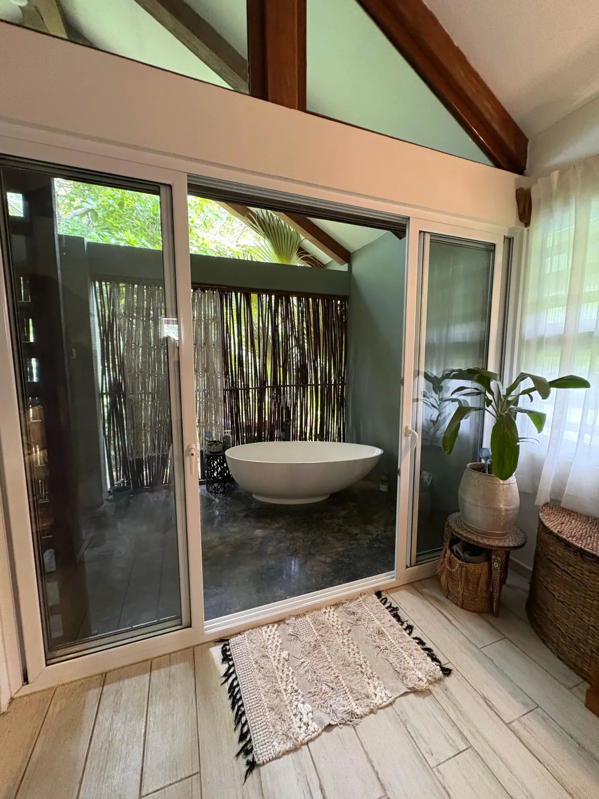 Se Alquila: Espaciosa Vivienda con Piscina.
