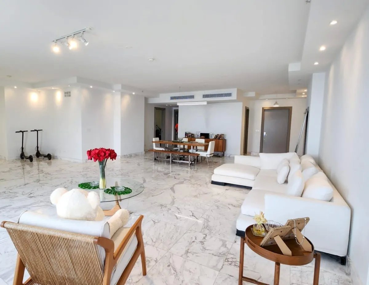 Venta de apartamento en Costa del este.