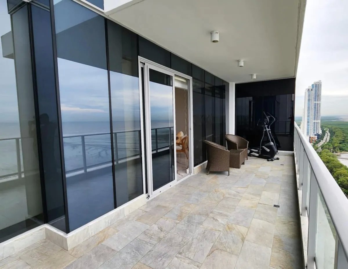 Venta de apartamento en Costa del este.