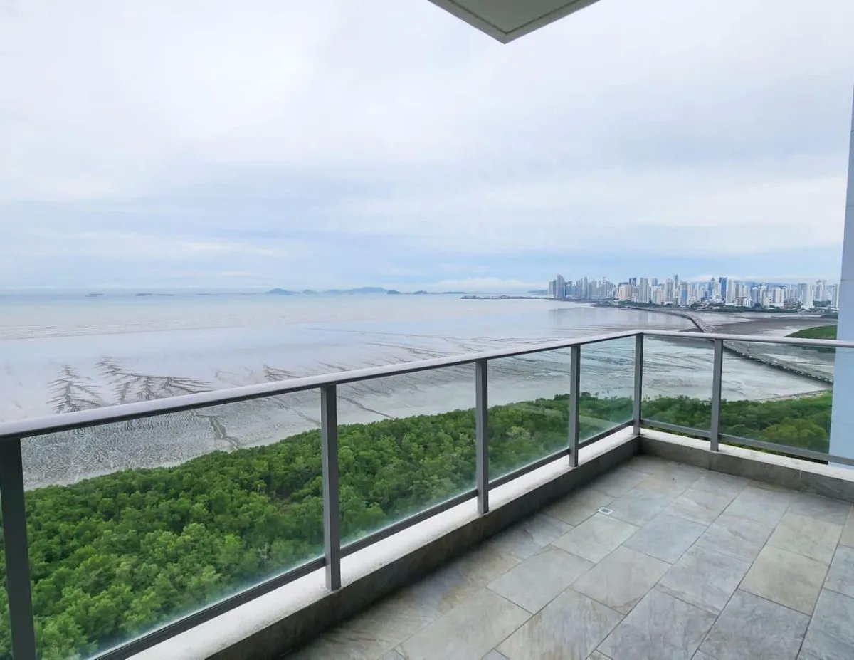 Venta de apartamento en Costa del este.