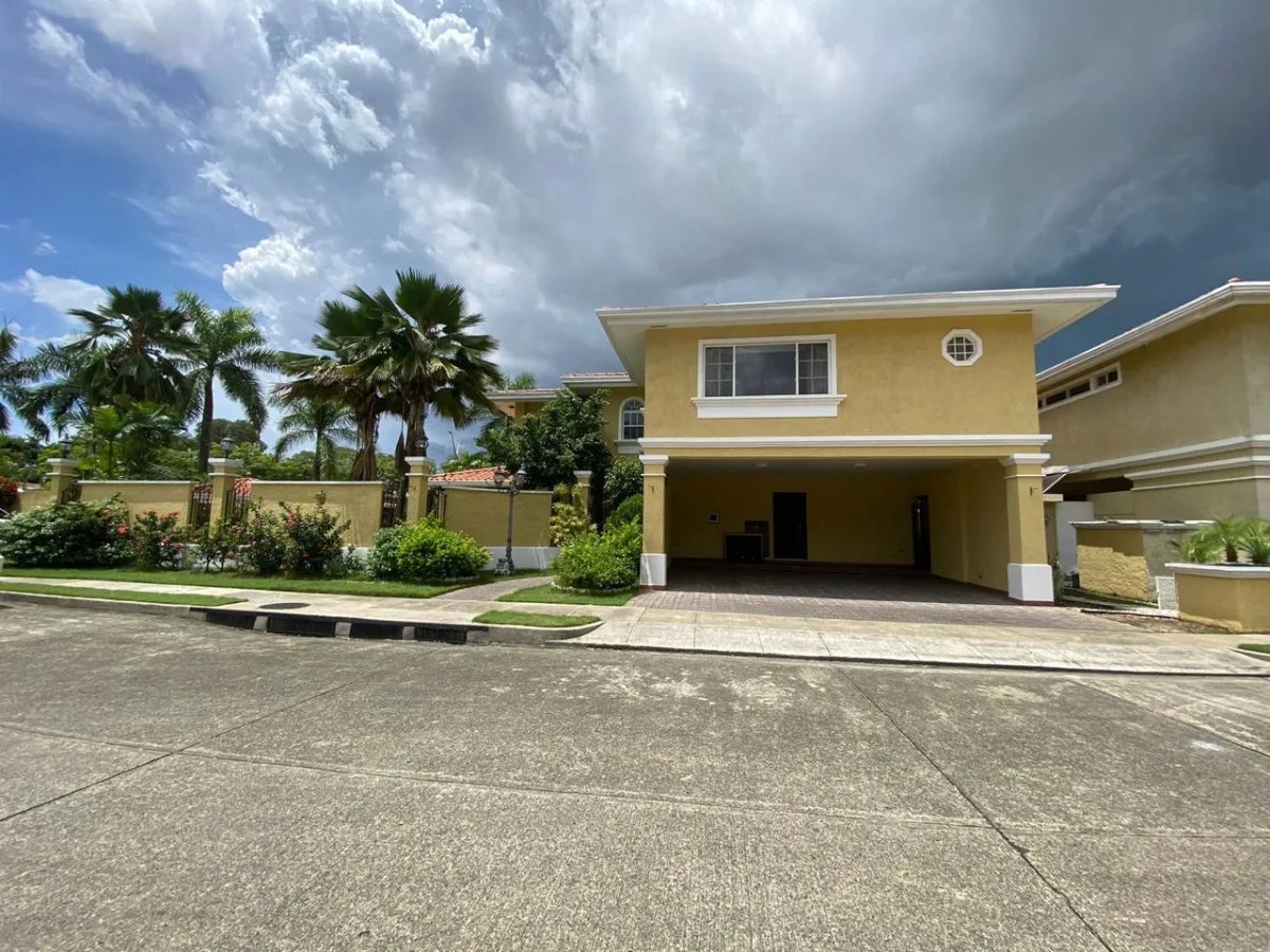 Venta de casa en Costa del este.