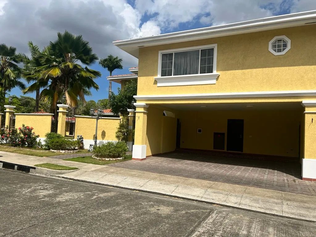 Venta de casa en Costa del este.