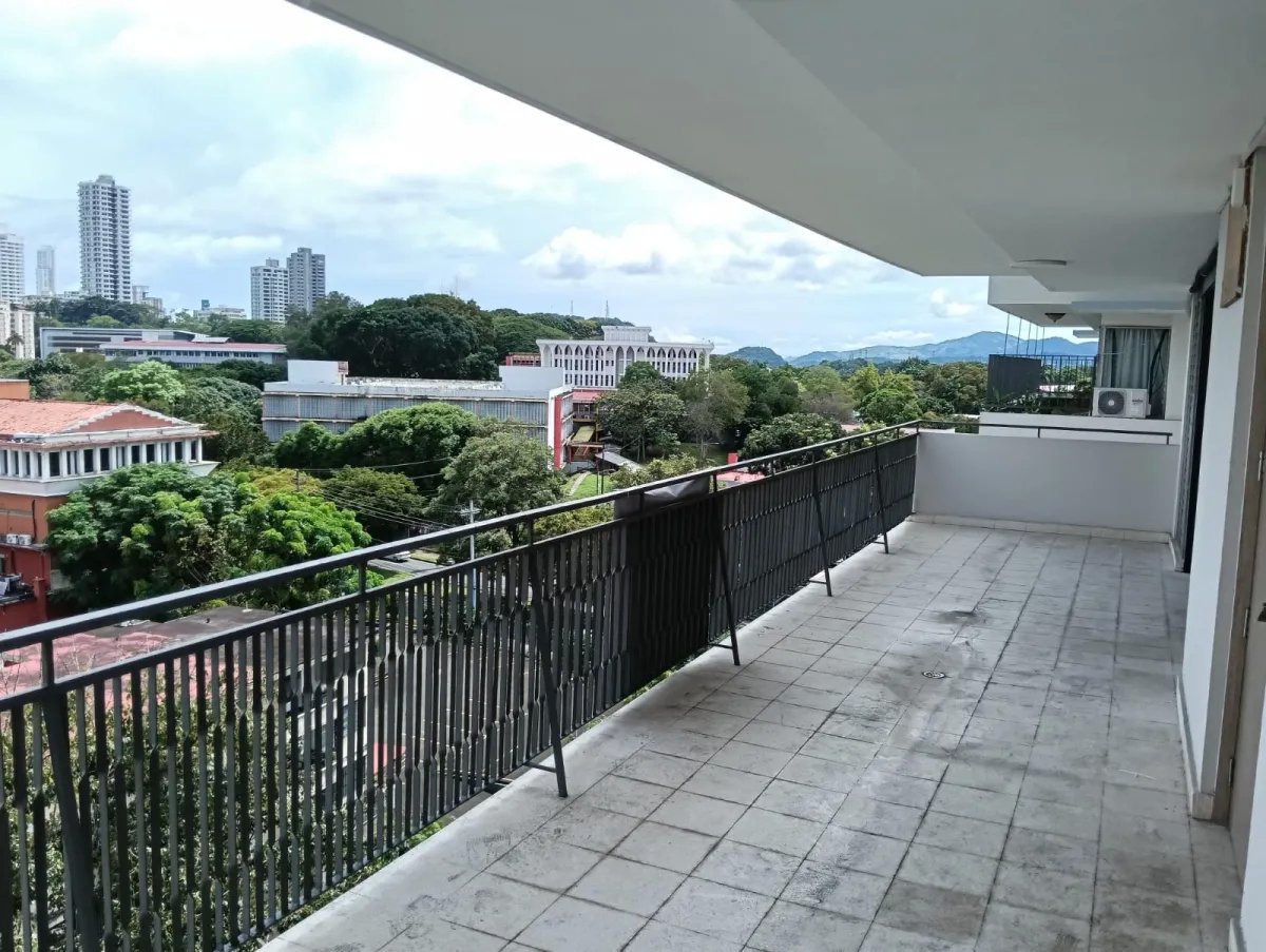 Vendo amplio apartamento el Via Argentina