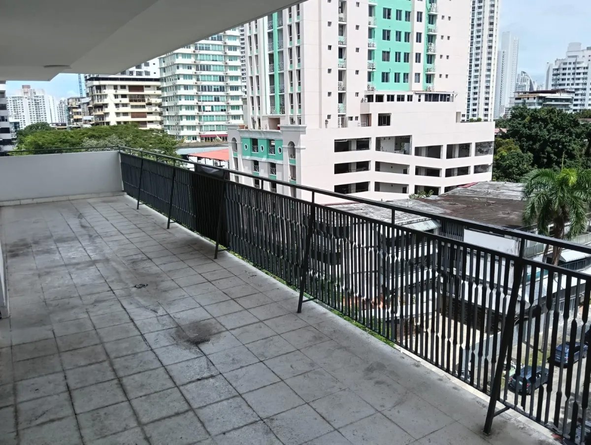 Apartment For Sale in Via Argentina