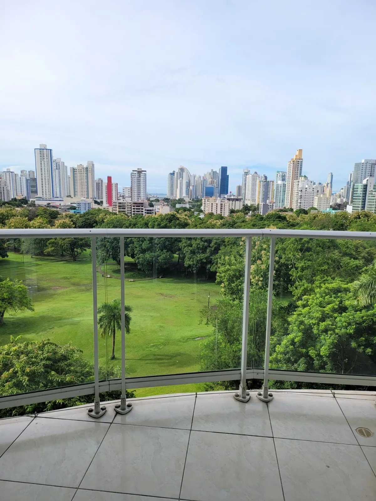 Alquiler apartamento PH Hyde Park frente parque Omar