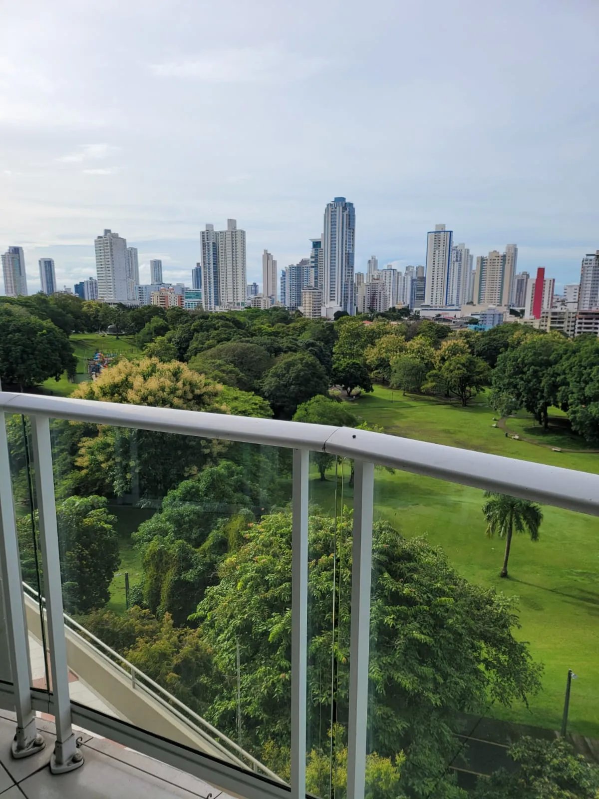 Alquiler apartamento PH Hyde Park frente parque Omar