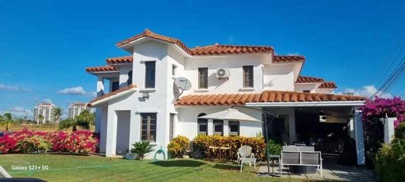 SE VENDE TOWN HOUSE EN VISTA MAR