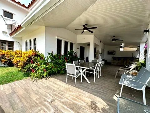 SE VENDE TOWN HOUSE EN VISTA MAR