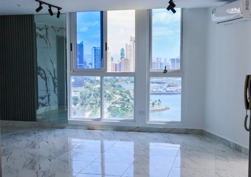 Apartment For Sale in Avenida Balboa