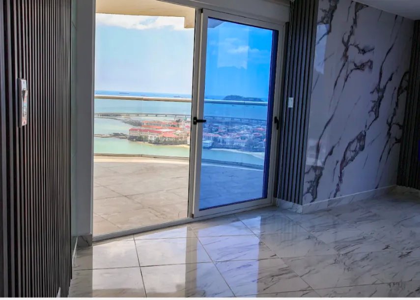 Apartment For Sale in Avenida Balboa