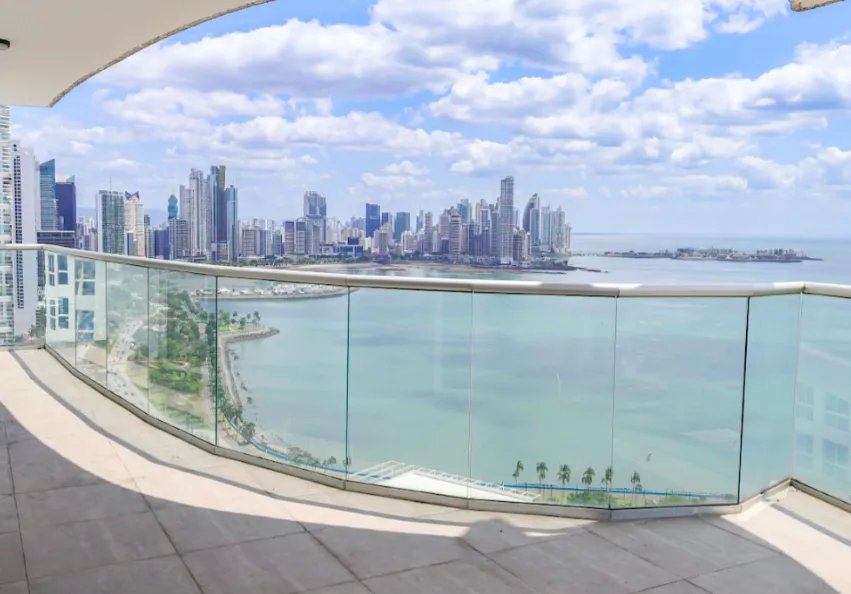 Apartment For Sale in Avenida Balboa