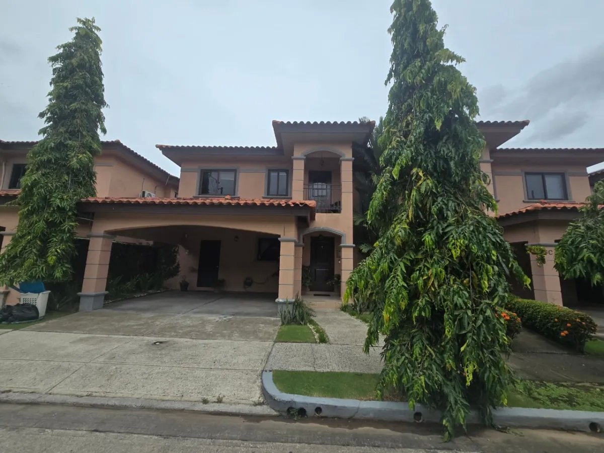 ¡Oportunidad Única! Se Vende Hermosa Casa de 2 niveles en Versalles