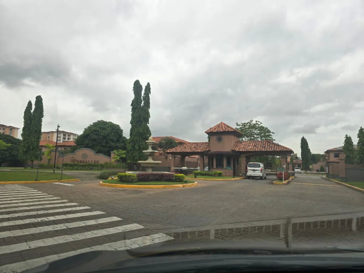 Duplex For Sale in Versalles