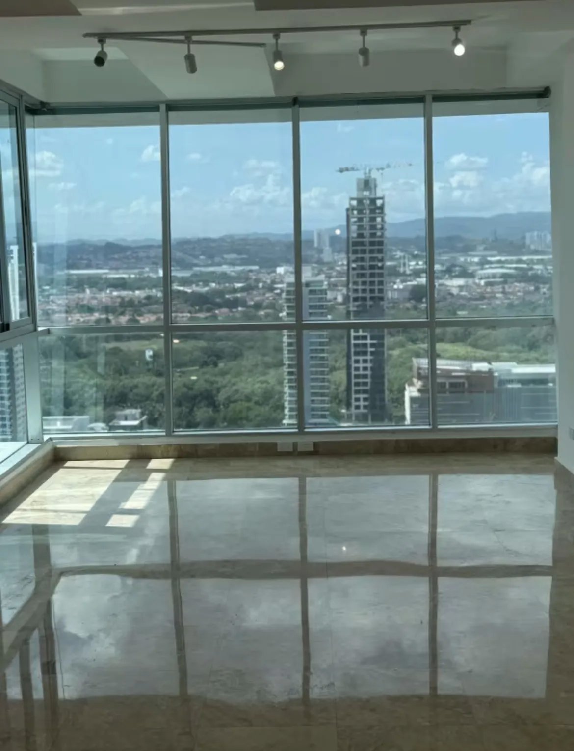 Venta de Apartamento con Línea Blanca en Costa del Este