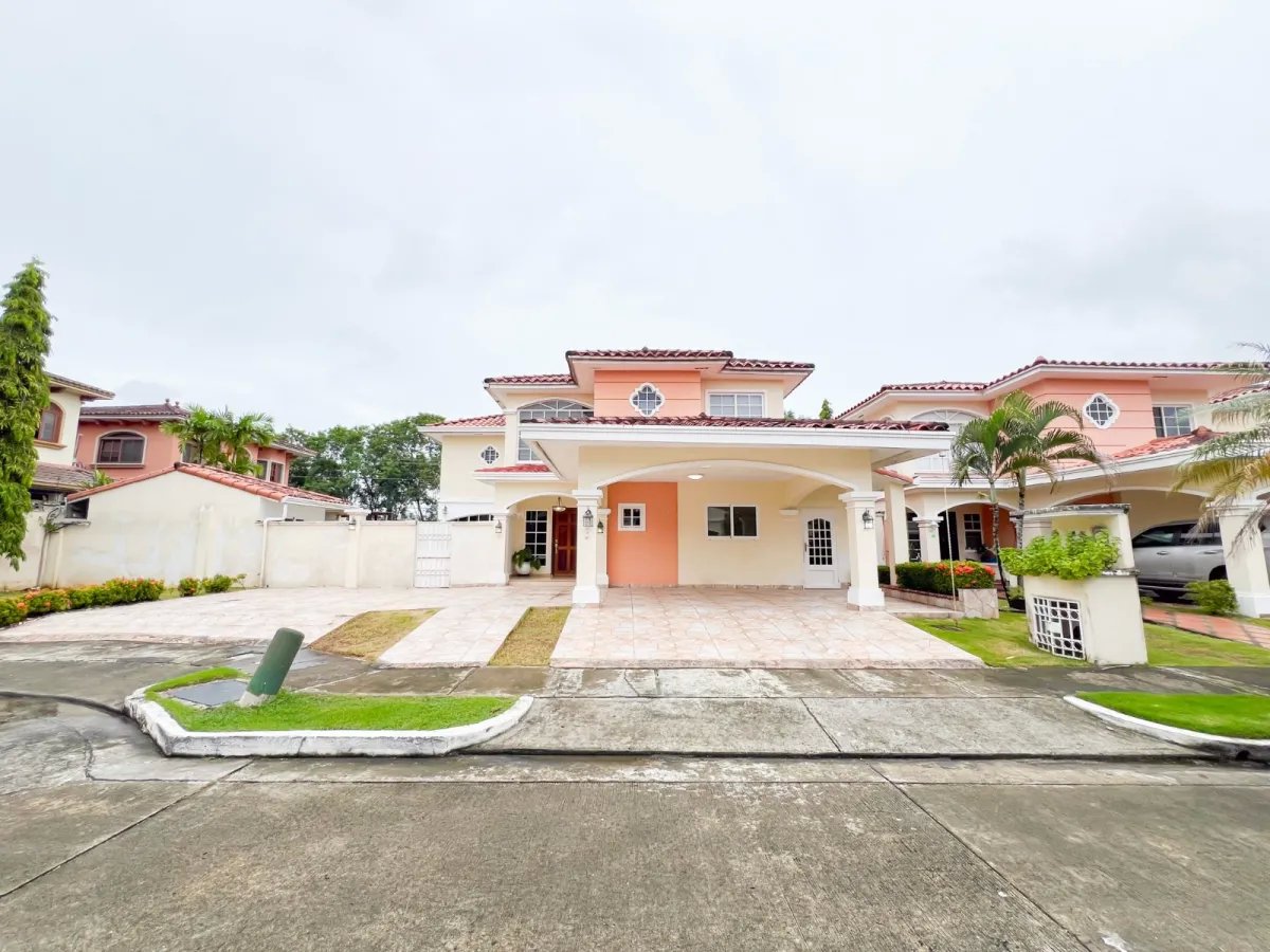 Venta de Casa con Piscina y Jardín en Costa Sur, Panamá