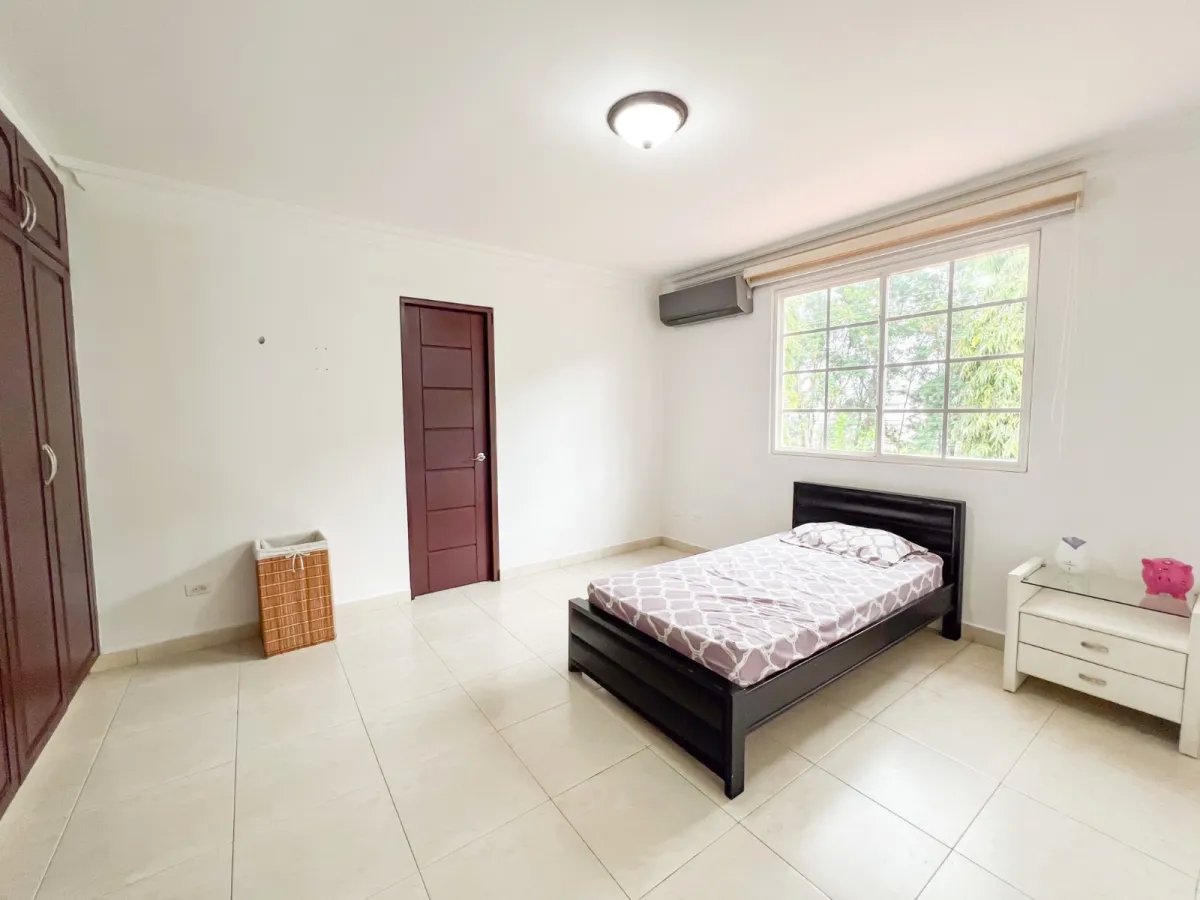 Venta de Casa con Piscina y Jardín en Costa Sur, Panamá