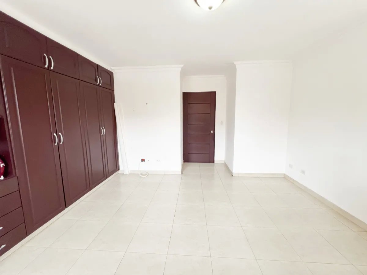 Venta de Casa con Piscina y Jardín en Costa Sur, Panamá
