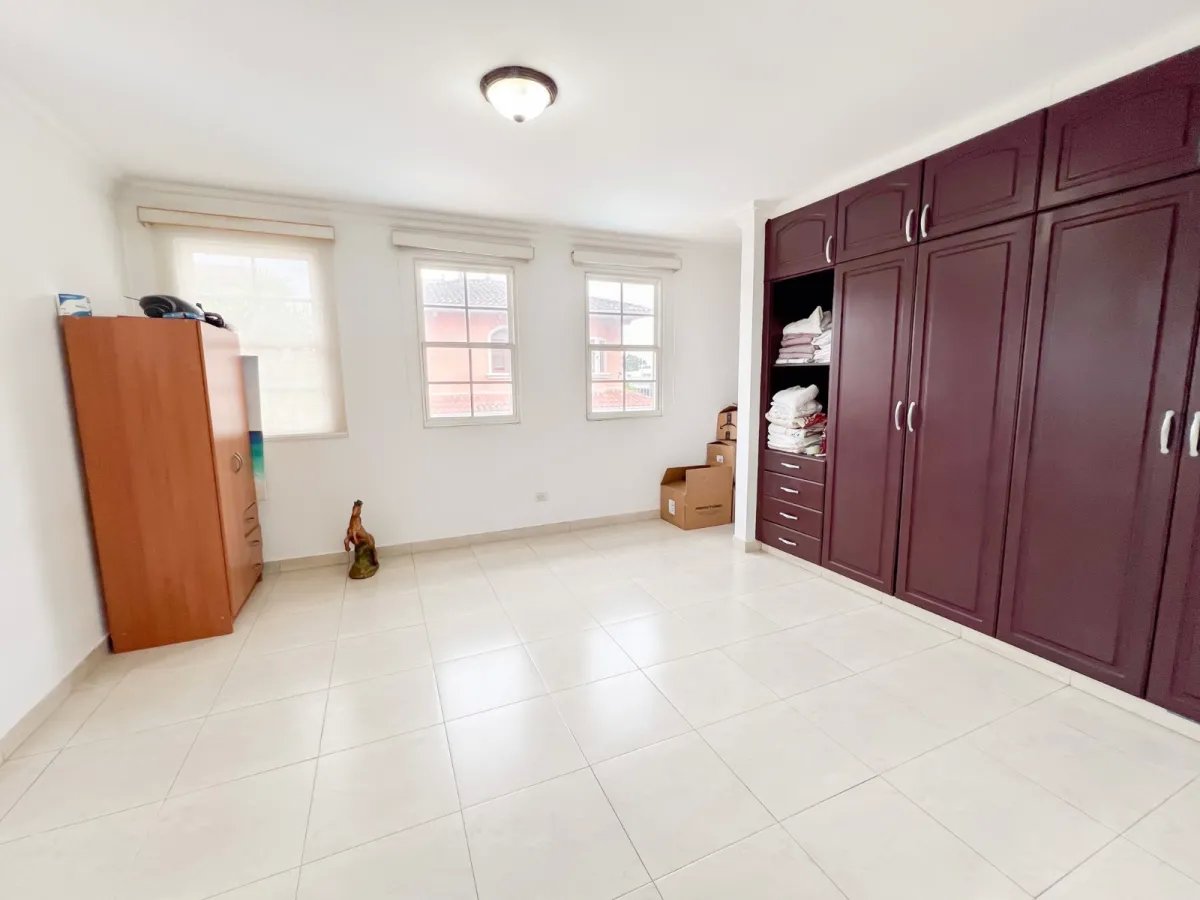 Venta de Casa con Piscina y Jardín en Costa Sur, Panamá