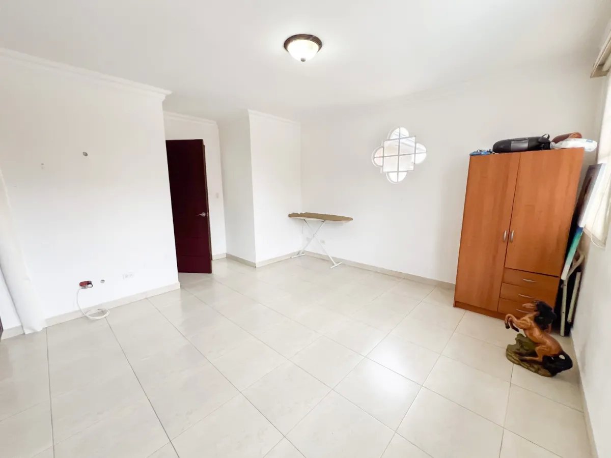 Venta de Casa con Piscina y Jardín en Costa Sur, Panamá