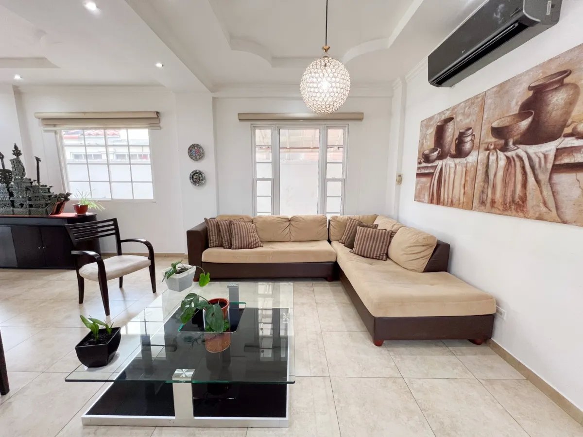 Venta de Casa con Piscina y Jardín en Costa Sur, Panamá