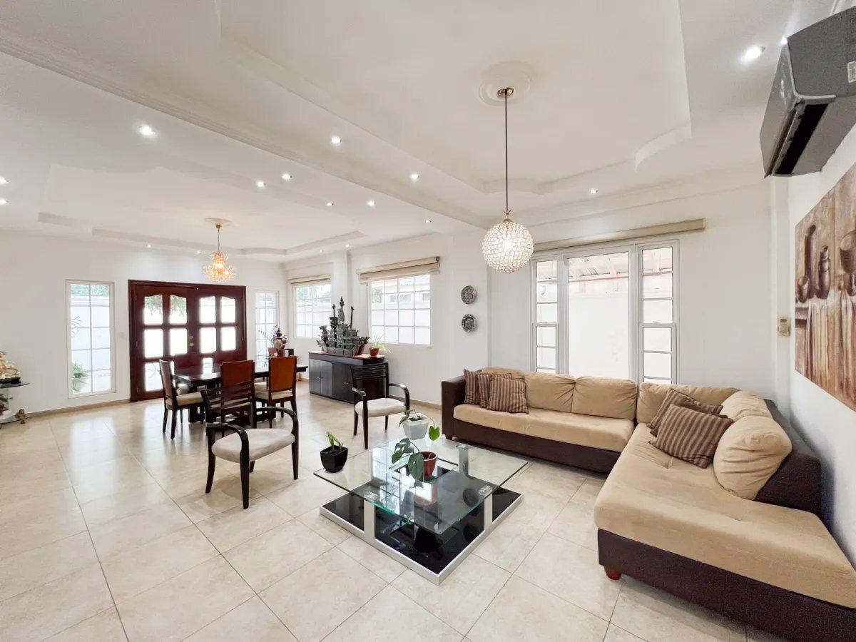 Venta de Casa con Piscina y Jardín en Costa Sur, Panamá