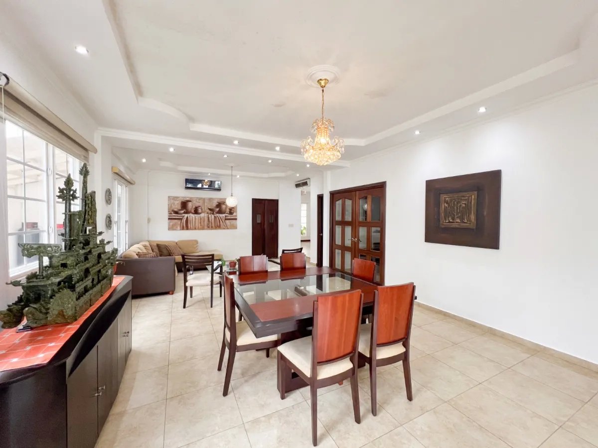 Venta de Casa con Piscina y Jardín en Costa Sur, Panamá