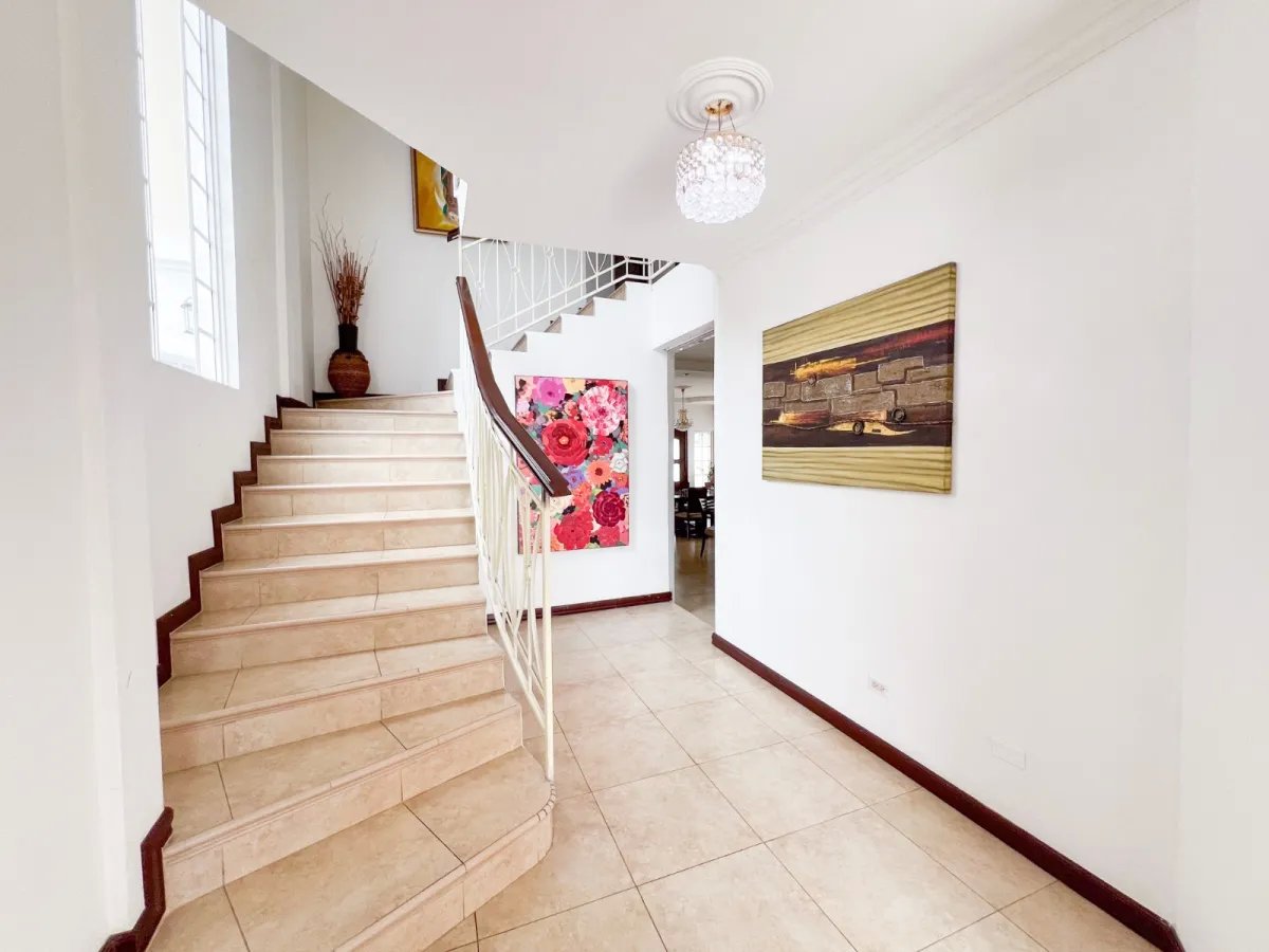 Venta de Casa con Piscina y Jardín en Costa Sur, Panamá