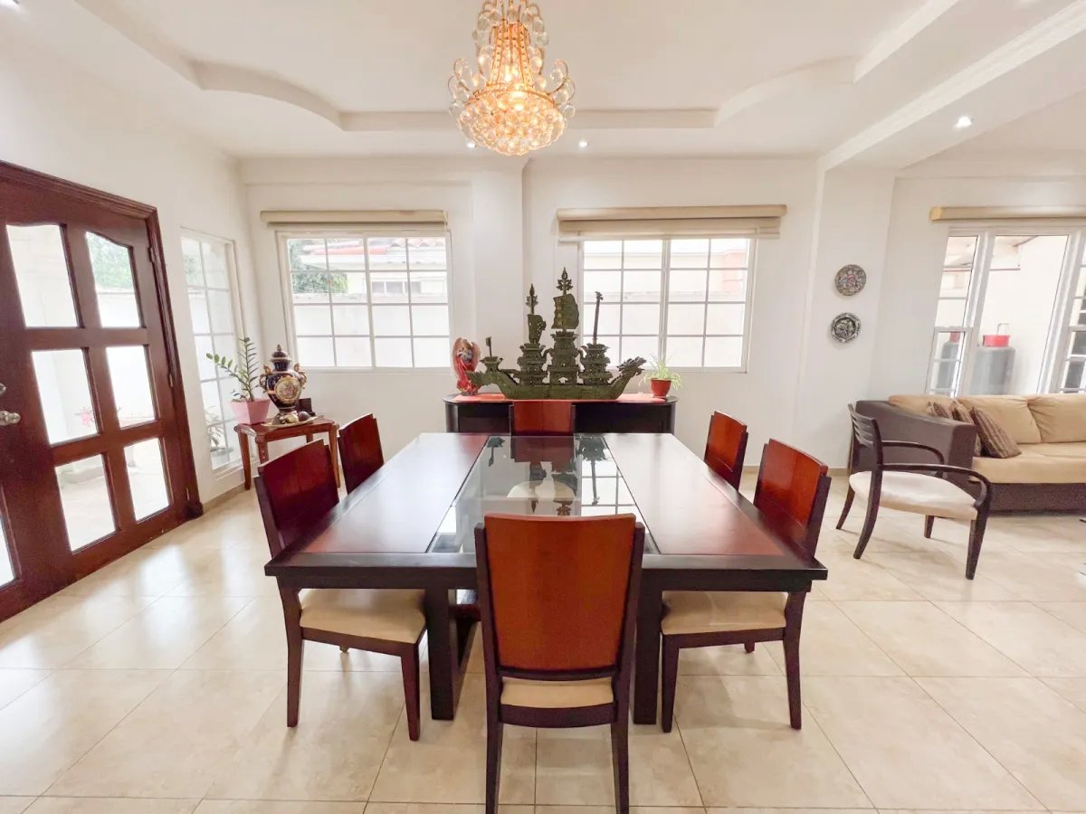 Venta de Casa con Piscina y Jardín en Costa Sur, Panamá