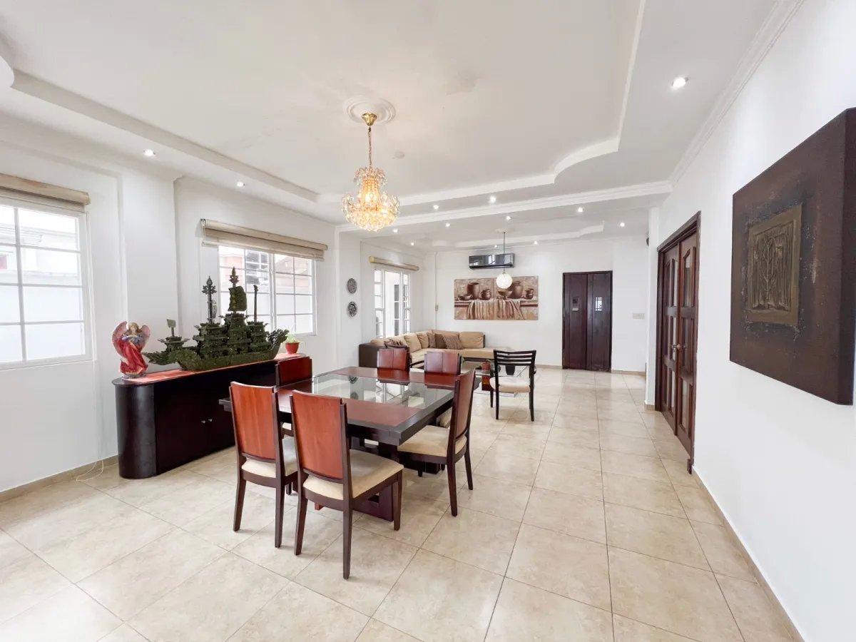 Venta de Casa con Piscina y Jardín en Costa Sur, Panamá
