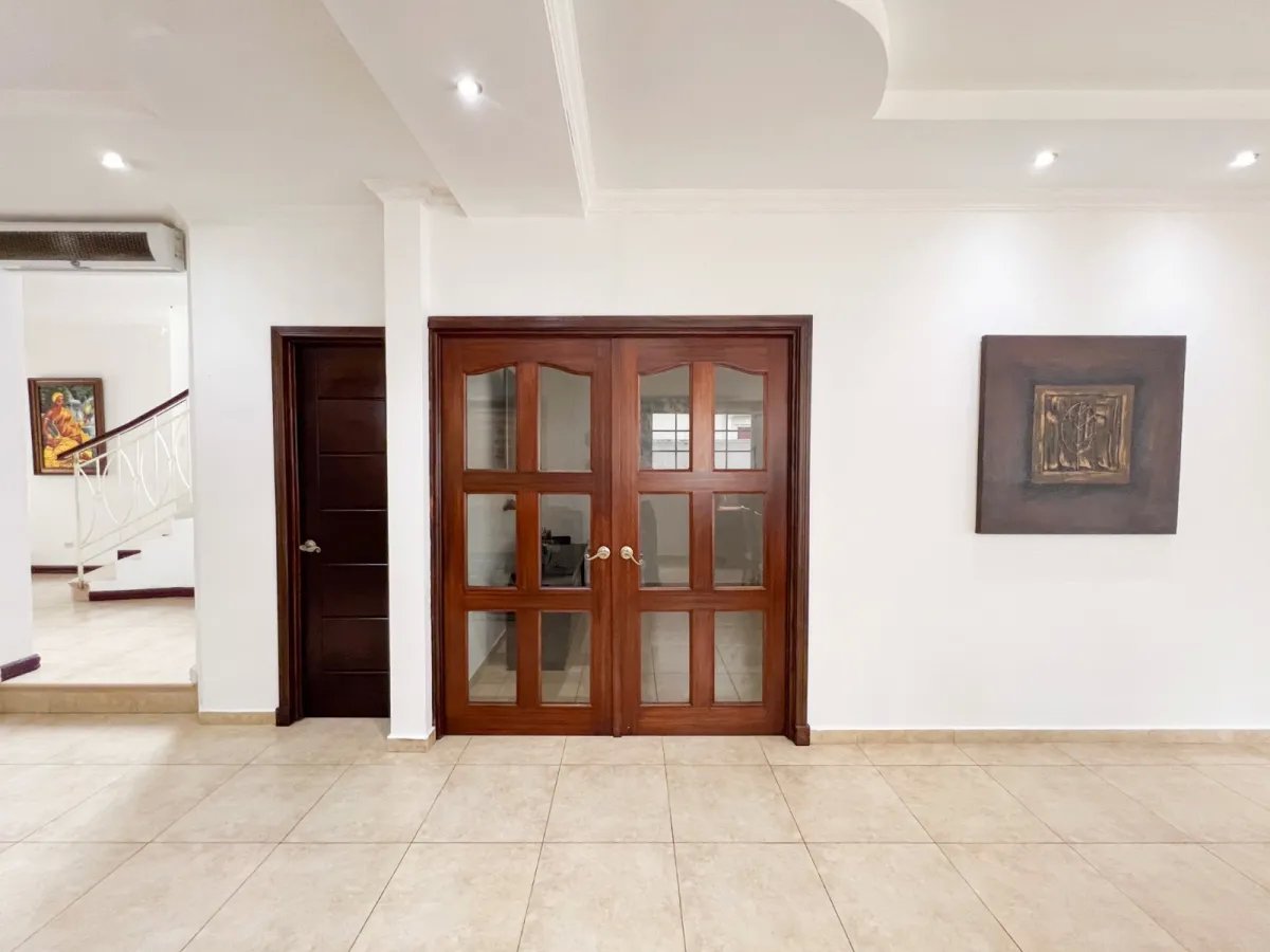 Venta de Casa con Piscina y Jardín en Costa Sur, Panamá