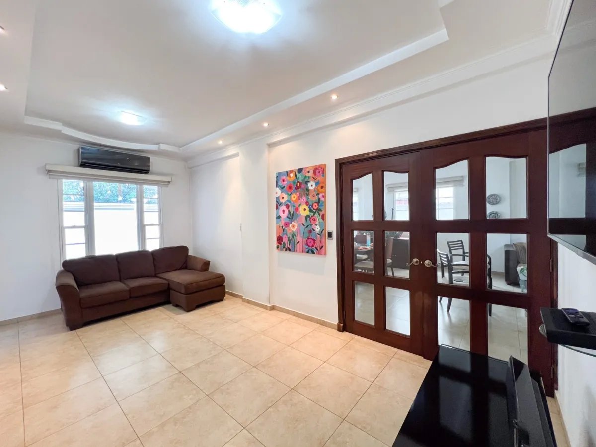 Venta de Casa con Piscina y Jardín en Costa Sur, Panamá