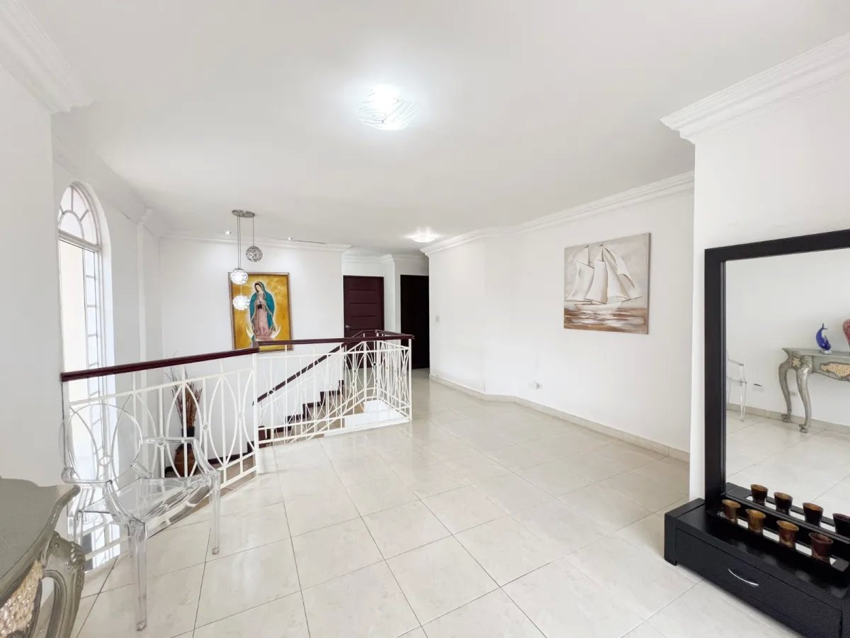 Venta de Casa con Piscina y Jardín en Costa Sur, Panamá