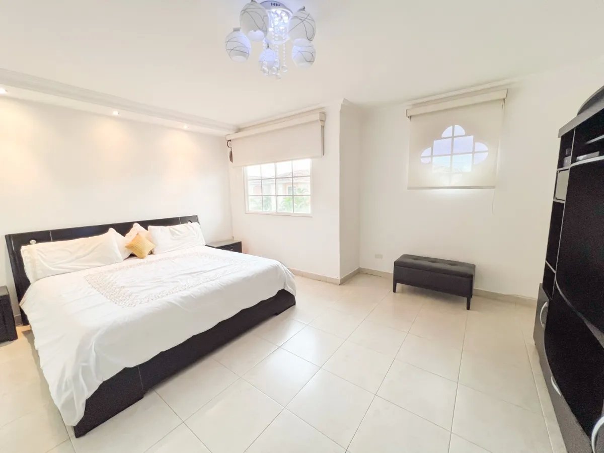 Venta de Casa con Piscina y Jardín en Costa Sur, Panamá