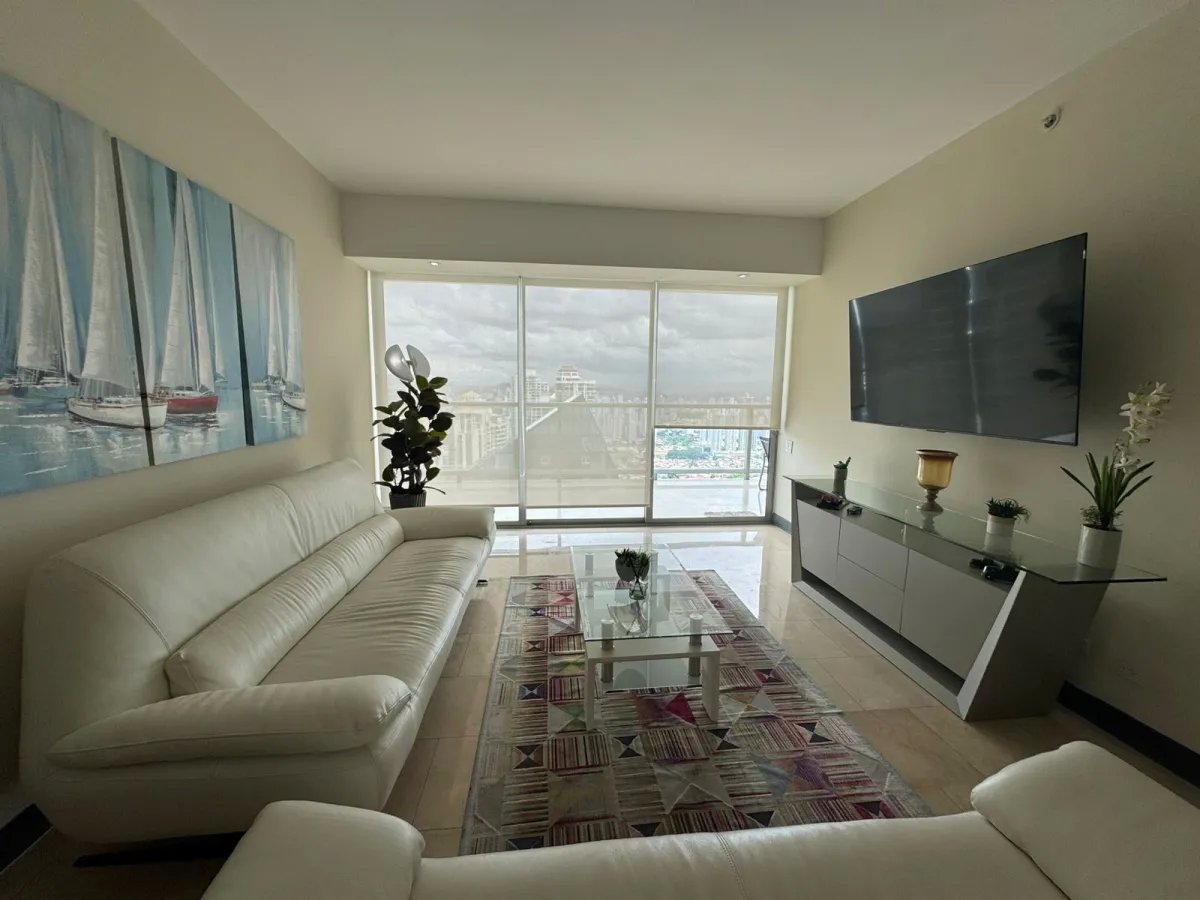 Lujo a 47 Pisos: La Mejor Vista de Panamá, Apartamento Amoblado en Alquiler.