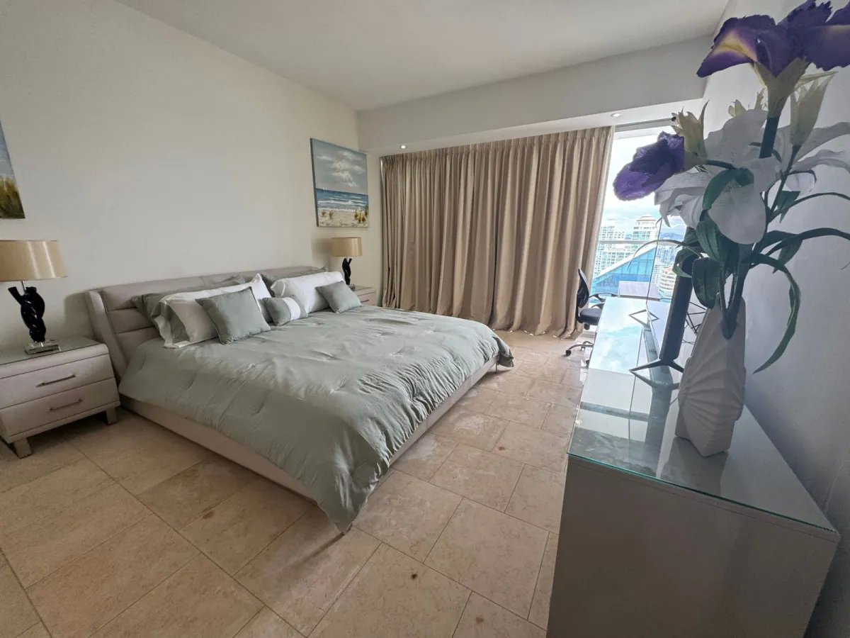 Lujo a 47 Pisos: La Mejor Vista de Panamá, Apartamento Amoblado en Alquiler.