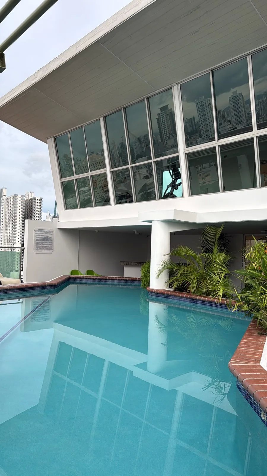 Apartment For Sale in Vía Argentina