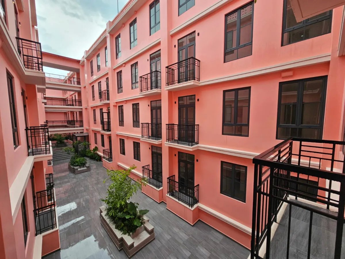Apartment For Sale in Santa Ana