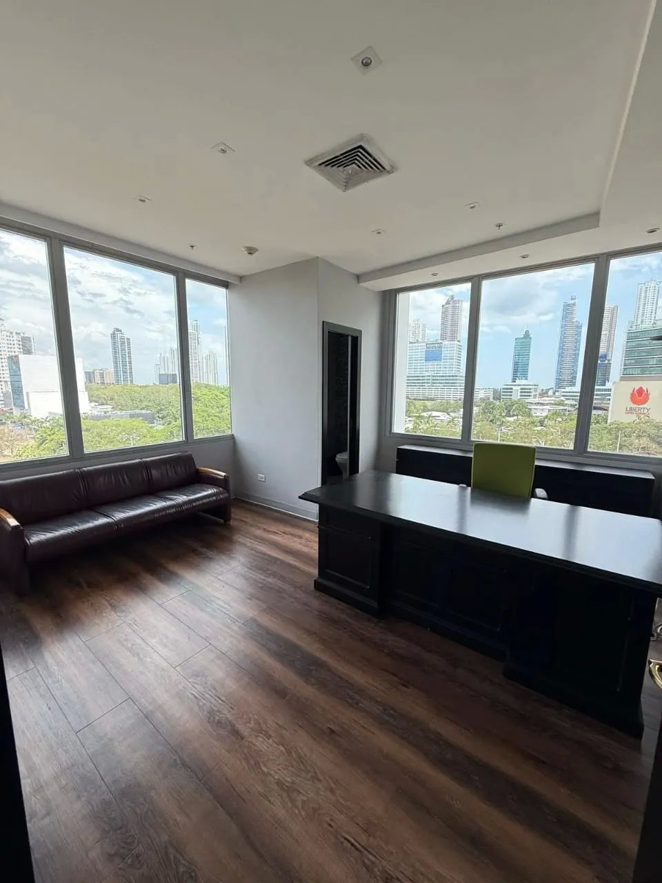 Venta de Oficina Comercial en PH Torre Centenario  Parque Lefevre / Costa del Este