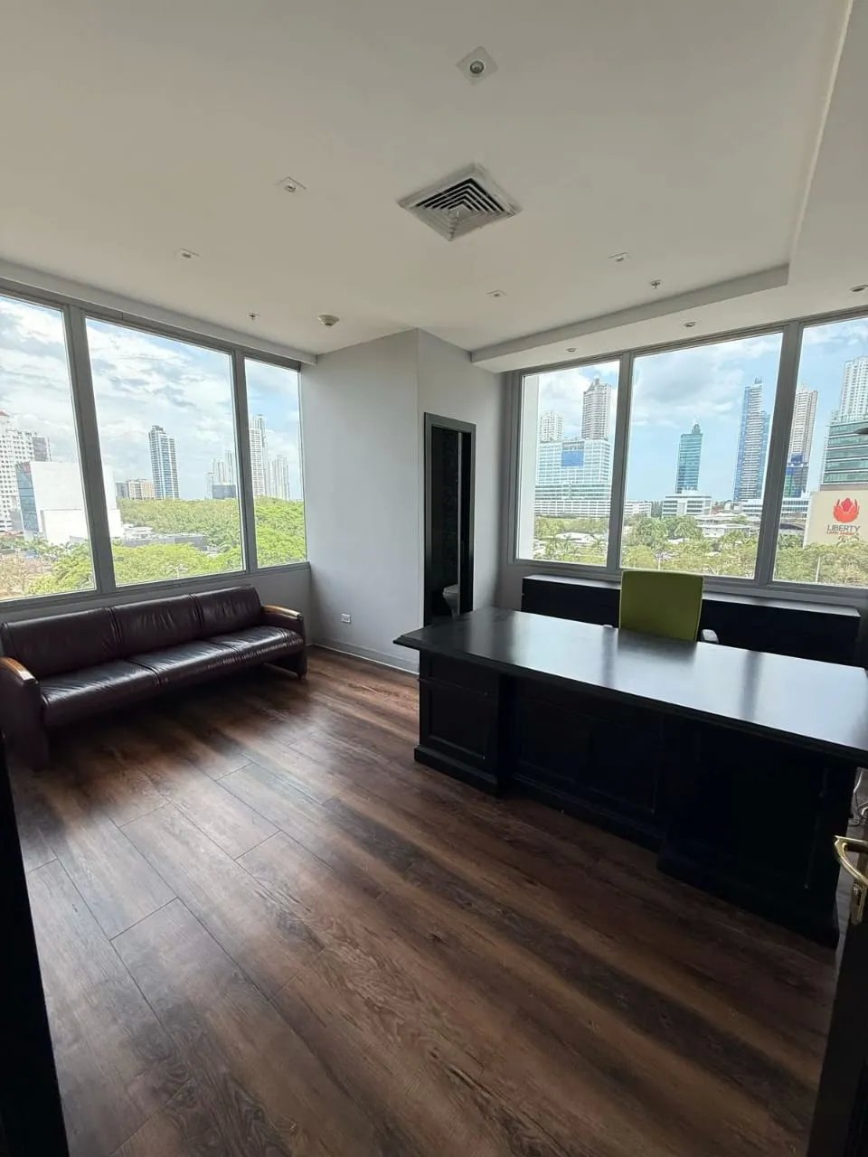 Venta de Oficina Comercial en PH Torre Centenario  Parque Lefevre / Costa del Este
